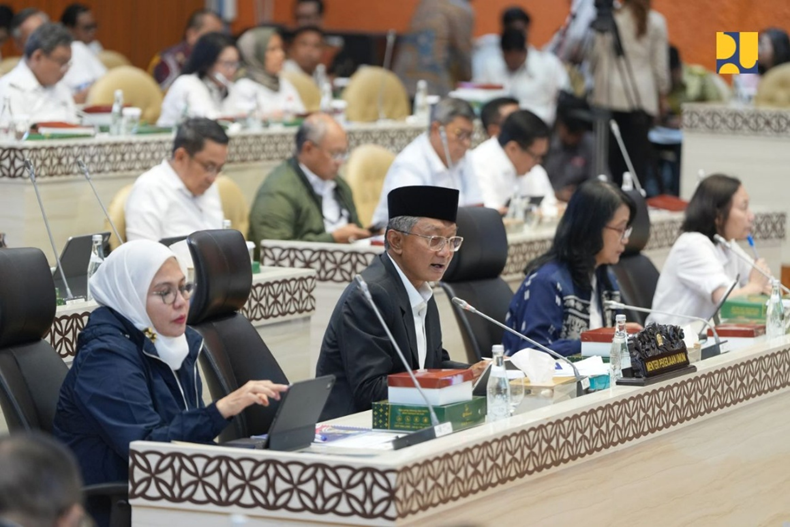 Tengah - Bapak Dody Hanggodo Menteri Pekerjaan Umum