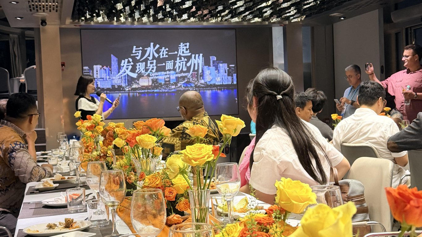 The delegation dinner on the river, Hangzhou