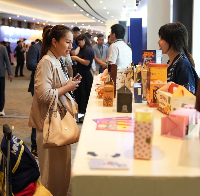 &nbsp; Pengunjung memindai QR untuk melihat pengalaman Augmented Reality (AR) karya finalis&nbsp;&nbsp;