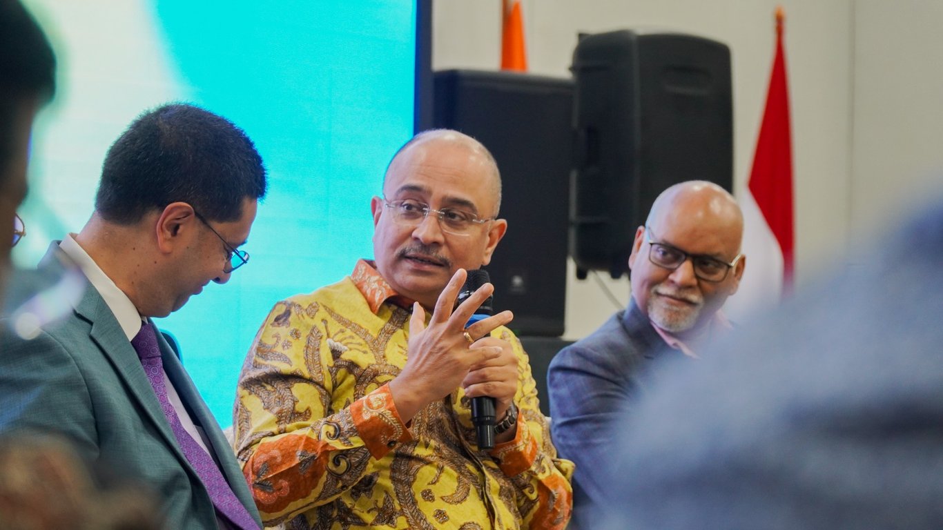 Duta Besar India untuk Indonesia, Sandeep Chakravorty mengikuti sesi diskusi bersama Indiaspora di Tagore Hall, New Chancery, Kedutan Besar India di Jakarta, Jumat (28/8/2026).