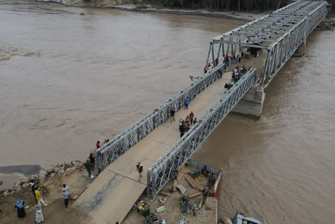 Foto udara masyarakat memanfaatkan lalulintas di jembatan bailey Teupin
Mane sebagai akses jalan nasional Bireuen - Bener Meriah yang kembali
fungsional, Foto by ANTARA/HO/Humas Pemprov Aceh&nbsp; &nbsp;&nbsp;