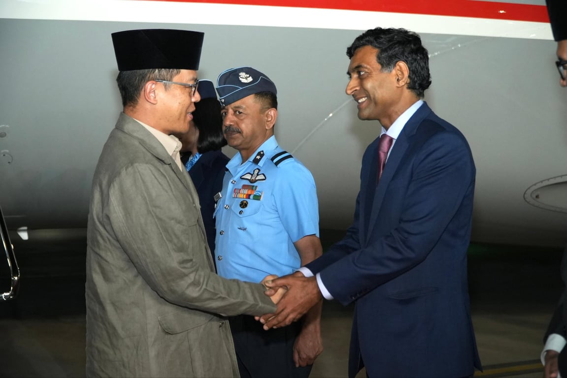 Menteri Luar Negeri Indonesia, Sugiono (kiri) disambut oleh Additional Secretary (AS) South Kementerian Luar Negeri India, Shri Prashant Agrawal (kanan) di Bandara Internasional Indira Gandhi, India, Rabu (13/5/2026). Foto: MEA India
