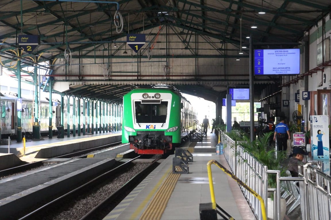 KA BIAS siap diberangkatkan dari Stasiun Madiun