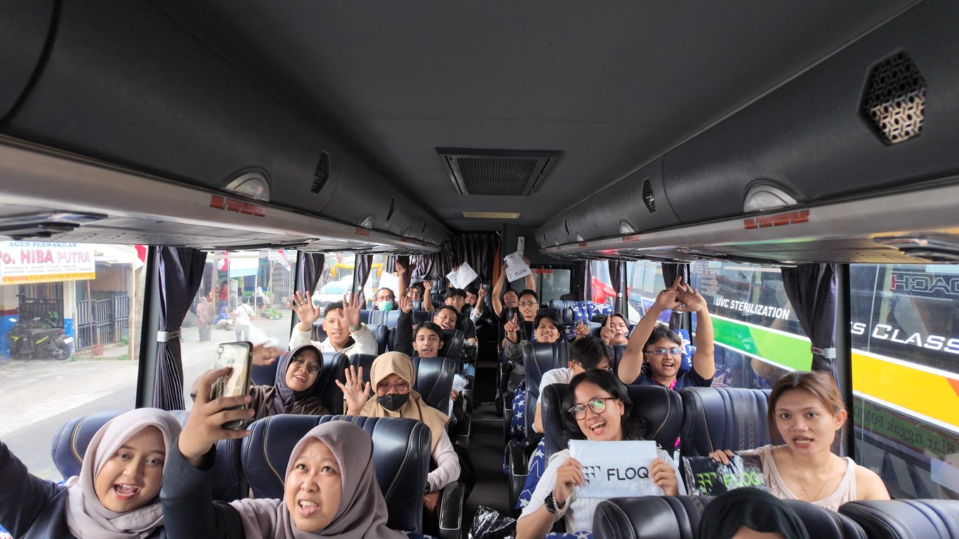 Keseruan&nbsp;60 peserta Community Bus, perjalanan menuju Coinfest Asia 2026 di Bali. Sumber: FLOQ.