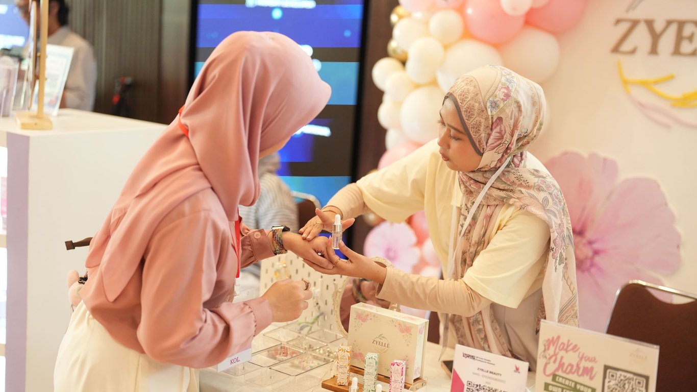 Salah satu momen interaksi partisipan dan brand di booth GlowFest 3.0.