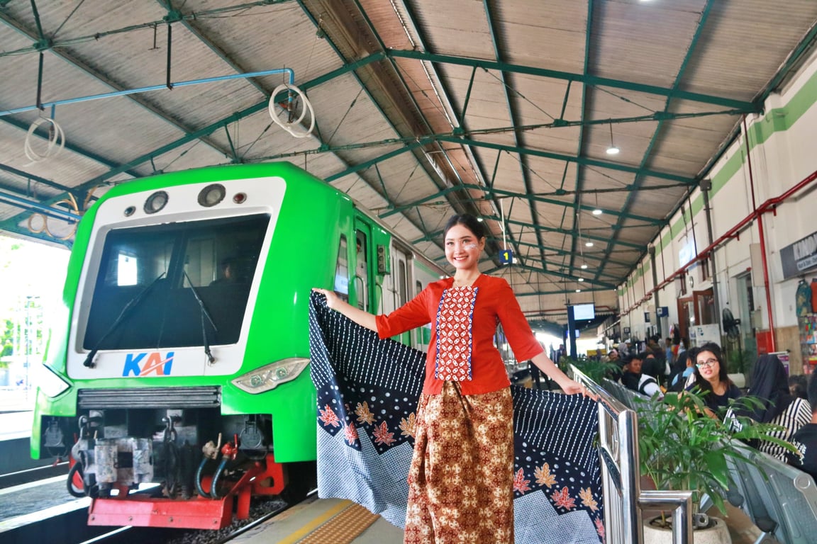 Fasion show di Stasiun Madiun Meriah