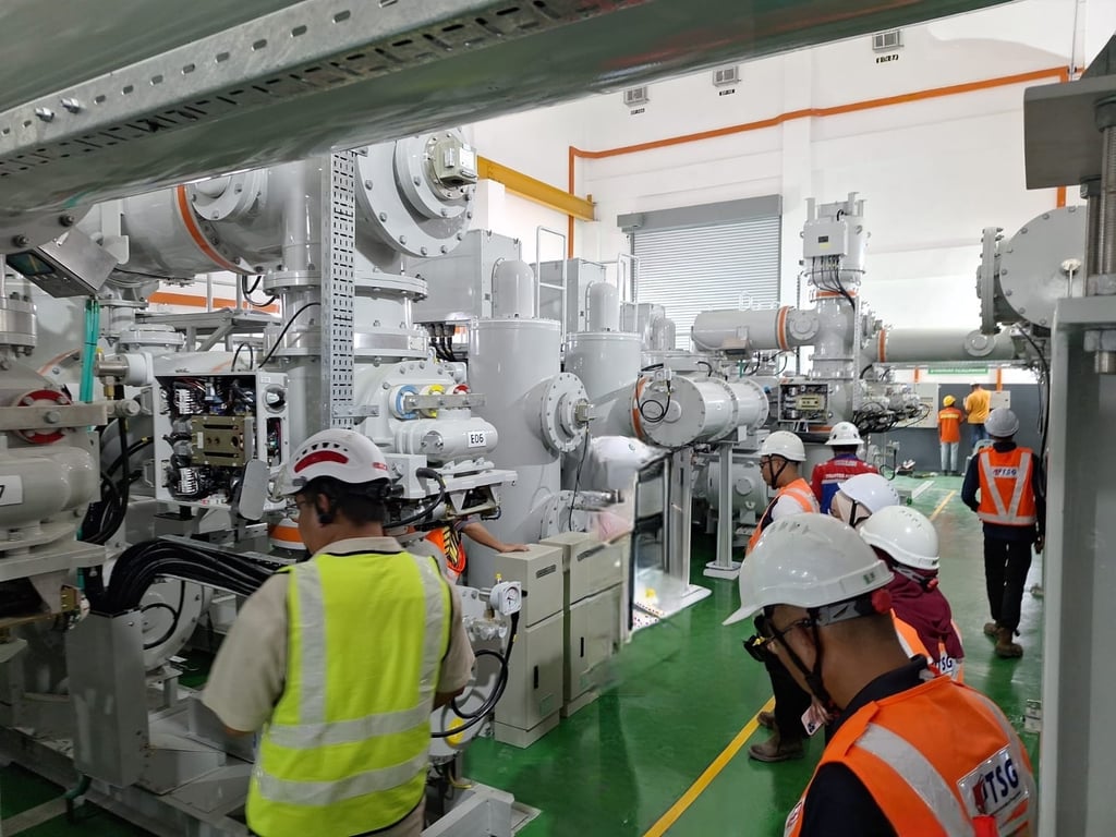 Para staff PT PLN Nusantara Power Construction berhasil menuntaskan seluruh proyek East Coast Rail Link (ECRL) di Malaysia. (dok.PLN NPC)