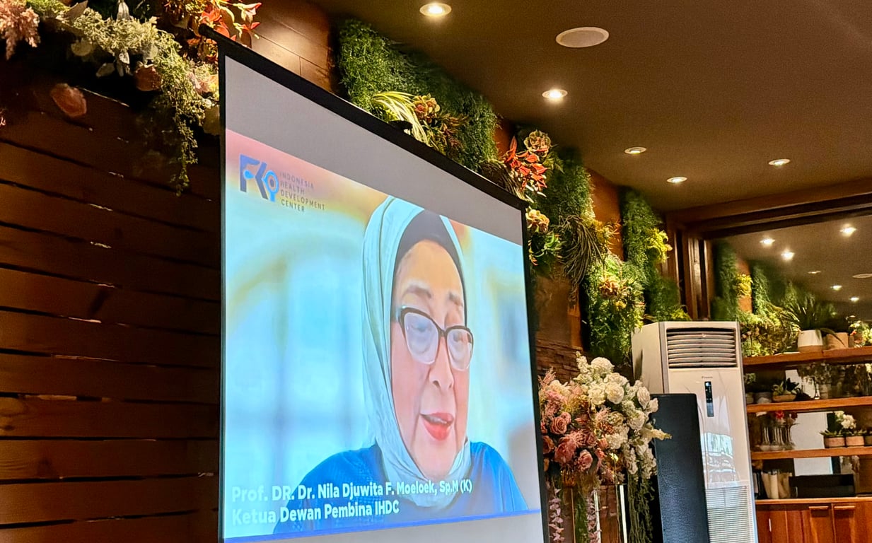 Paparan Setting the Context oleh Ketua Dewan Pembina IHDC sekaligus Menteri Kesehatan RI (2014-2019), Prof. DR. Dr. Nila Djuwita F. Moeloek, Sp.M(K). Beliau menegaskan urgensi membaca kembali nilai-nilai Pancasila untuk menjawab persoalan ketimpangan kesehatan nasional saat ini.