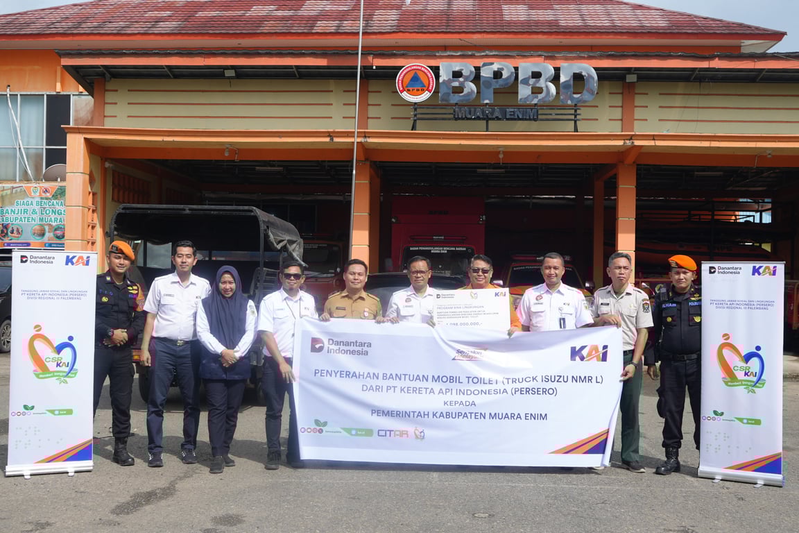 Foto : Tim TJSL PT KAI (Persero) saat menyerahkan bantuan CSR mibil Toilet kepada BPBD Muara Enim&nbsp;