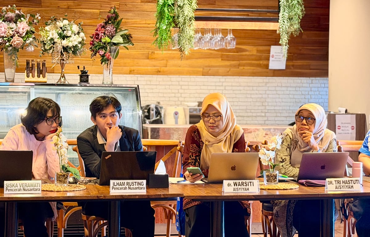 Mengupas tajam urgensi inklusivitas di wilayah 3T dan pemberdayaan perempuan dalam Panel 2. Tampak (dari kiri ke kanan) Siska Verawati (Alumni Pencerah Nusantara), Ilham Rusting (Nutrisionis Puskesmas Kepulauan Seribu Selatan), Dr. Warsiti (Ketua Majelis Kesehatan PP Aisyiyah), dan Dr. Tri Hastuti Nur Rochimah (Sekretaris Umum PP Aisyiyah) tengah menyimak jalannya diskusi.