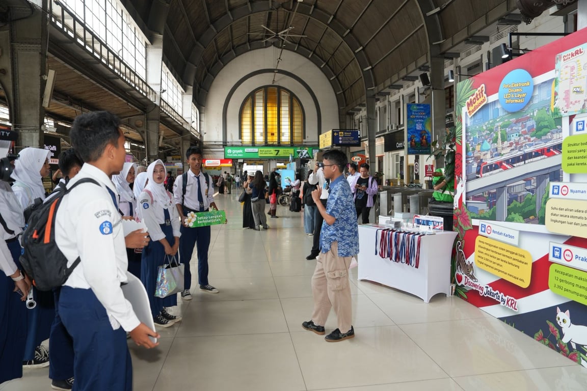 Siswa SMPN 3 Ngamprah menyimak penjelasan mengenai KRL Commuter Line di area pameran stasiun dalam rangkaian study tour pada Rabu, 16 September 2026.