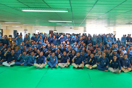 Direktur Utama Krakatau Steel, Dr. Akbar Djohan (tengah) pada forum sarasehan bersama karyawan pabrik Hot Strip Mill dan Cold Rolling Mill Krakatau Steel, Selasa (31/3)