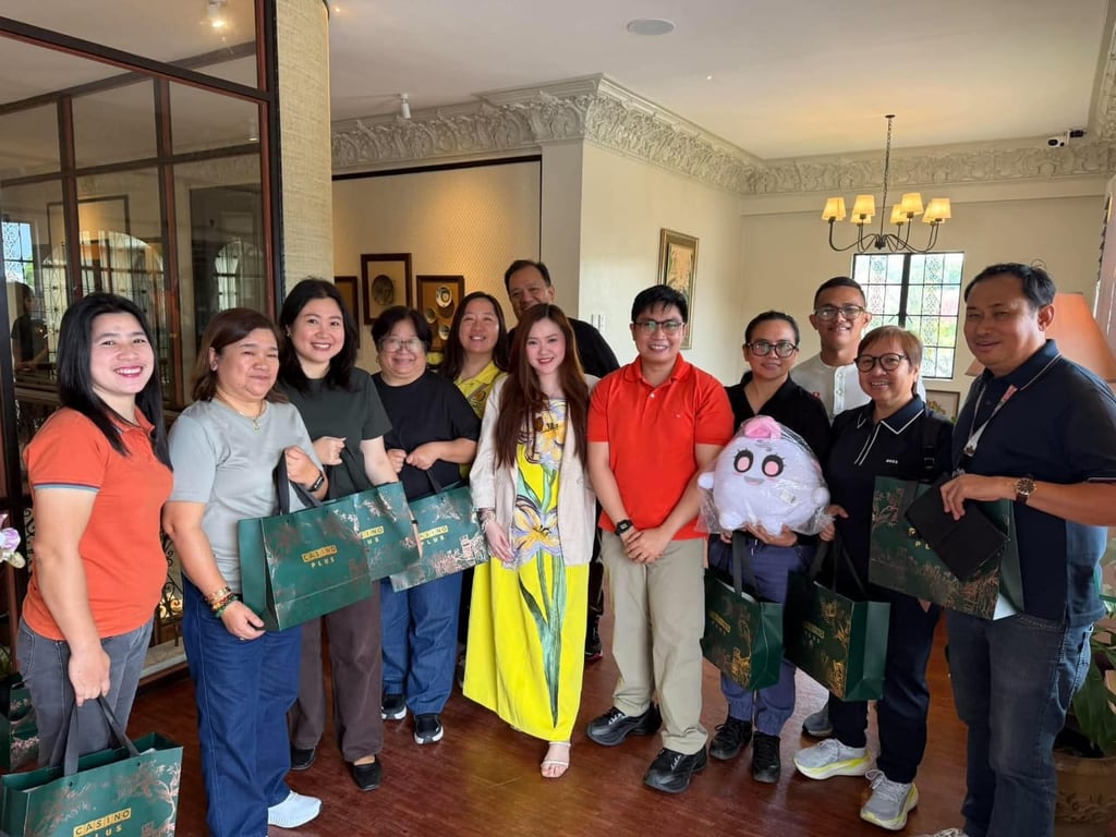 Casino Plus Corporate Communications Director Joanna Christina Tinio (center, wearing yellow) and Assistant Manager Job Manahan (center, wearing orange) with the core and key local media in Bacolod. The local press is headed by RMN’s Prime Tejida (center right).