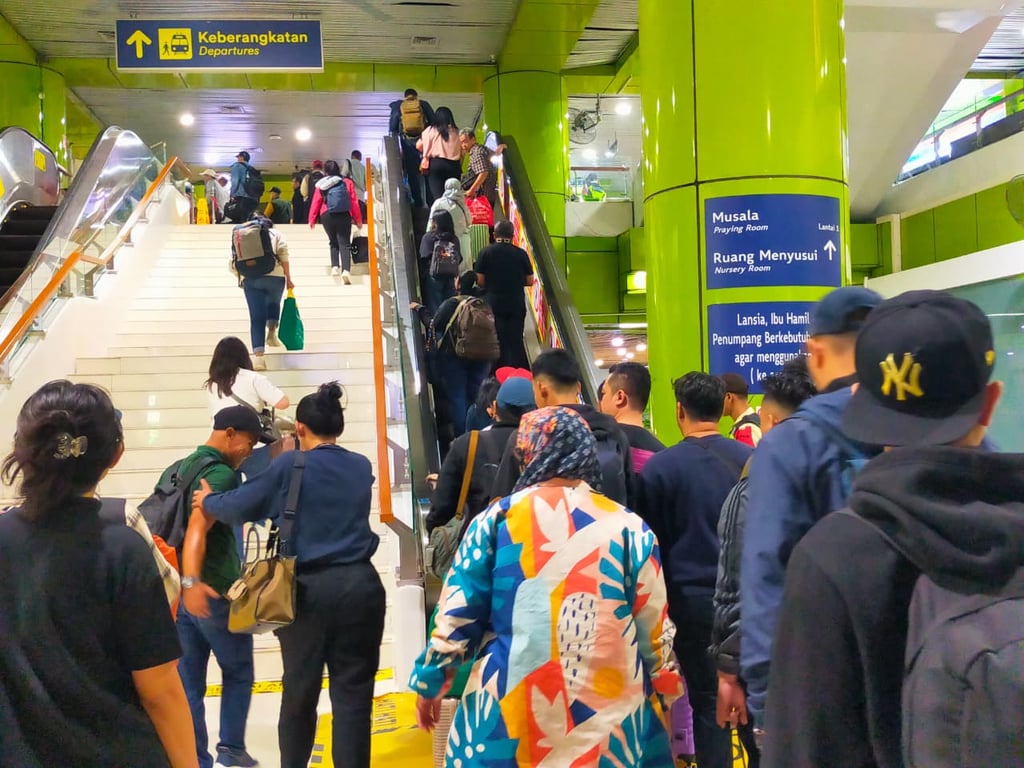Suasana Penumpang di Stasiun Gambir, 20 November 2025