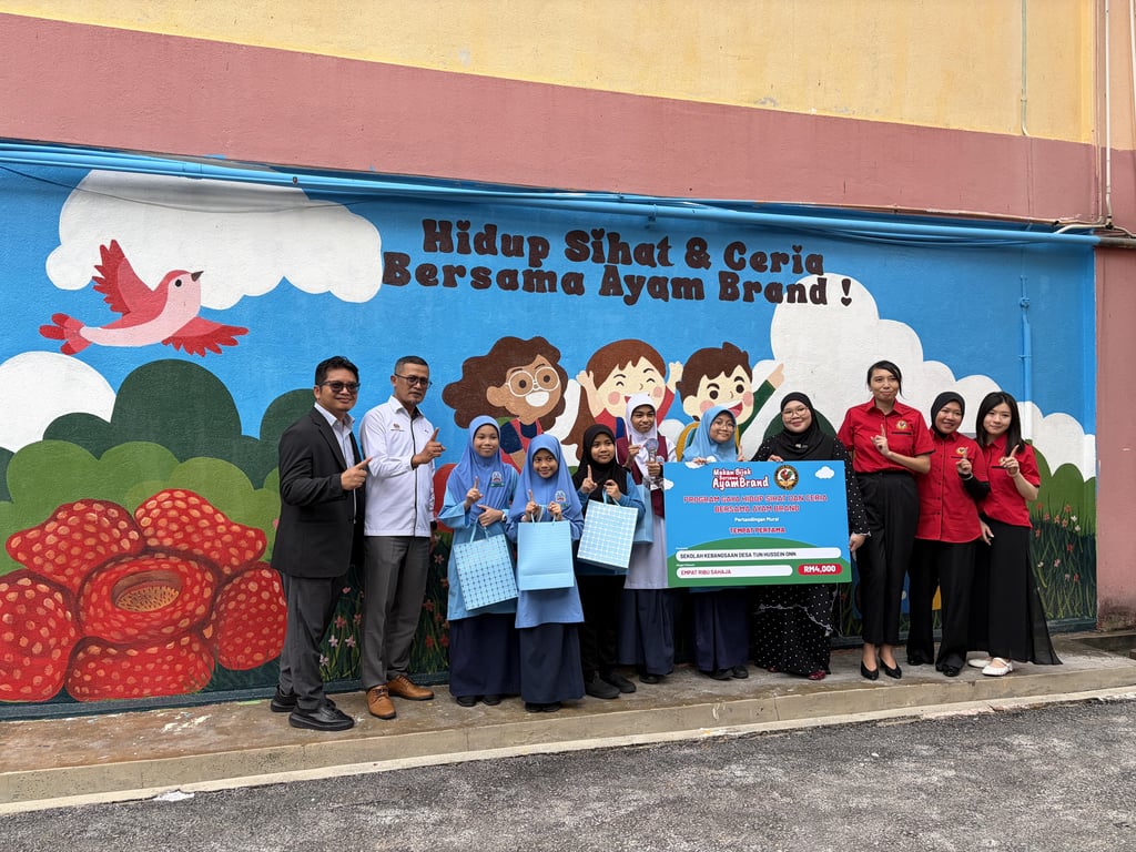 Encik Muslim bin Mustafa (two from left) with Tengku Mirafita Binti Tengku Amirfuddin, the Assistant Brand Manager of Ayam Brand™ (three from right), alongside teachers and students of SK Desa Tun Hussein Onn