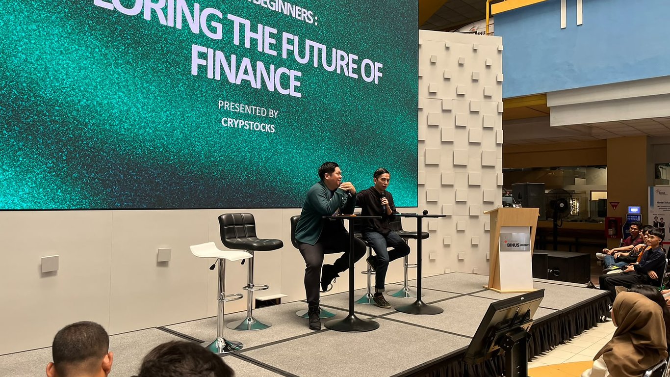 Founder Crypstock, Andy Lynn, bersama CEO & Founder FLOQ, Yudhono Rawis, dalam fireside session “Crypto for Beginners: Exploring the Future of Finance” di BINUS Crypto Week 2026. Foto: FLOQ.