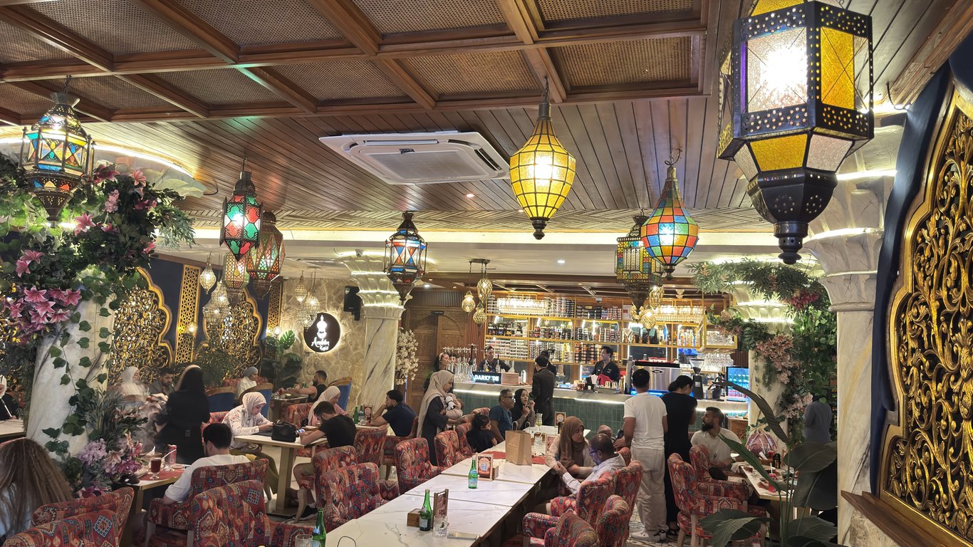 Suasana Restoran Arabian Knight