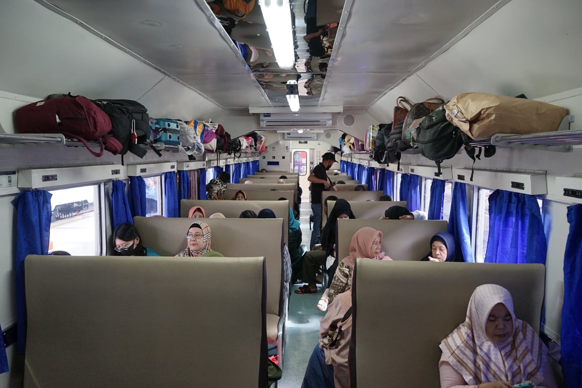 Foto : Penumpang kereta api ekonomi PSO di Divre III Palembang