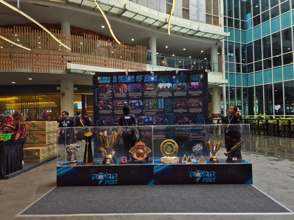 Trophy Showcase milik EVOS Esports selama 9 tahun berdiri