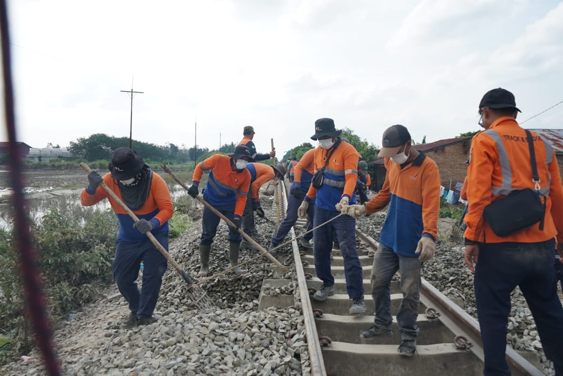 Perbaikan jalur KA di lintas Medan - Binjai