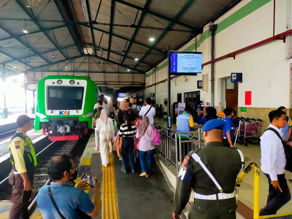 Penumpang KA BIAS di Stasiun Madiun