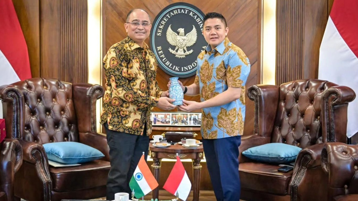 Duta Besar India untuk Indonesia, Sandeep Chakravorty (kiri) bertemu dengan Sekretaris Kabinet, Teddy Indra Wijaya (kanan) di Kantor Sekretariat Kabinet, Jakarta, Selasa (16/6/2026). Foto: Istimewa