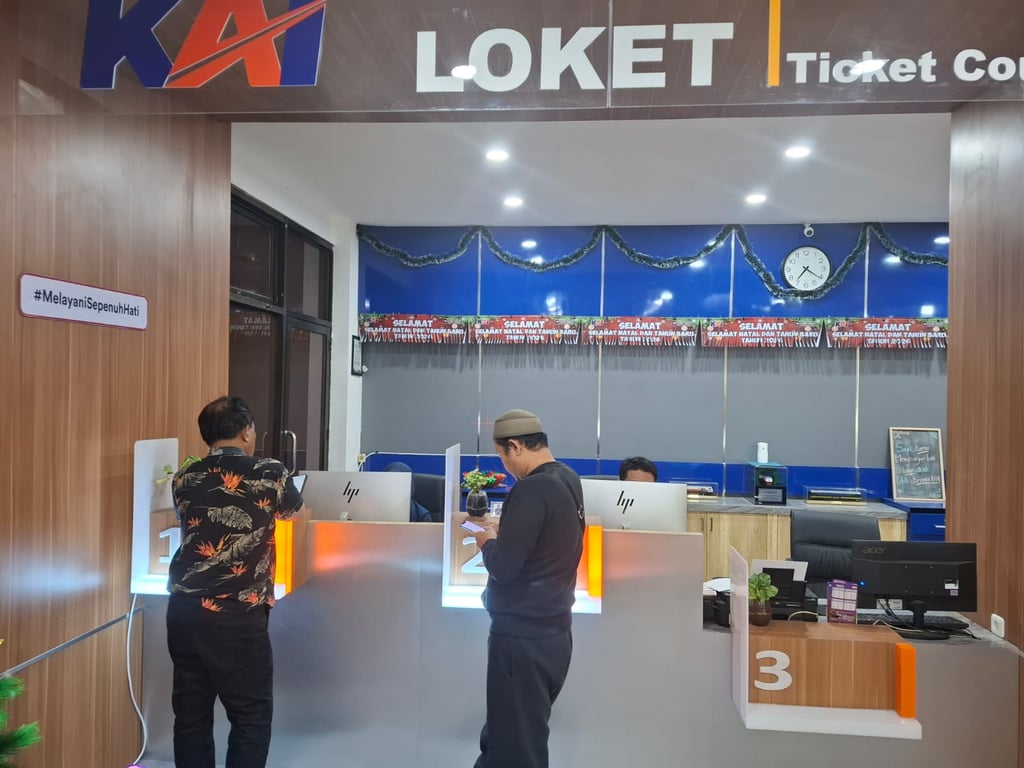 Foto : Calon penumpang di loket stasiun