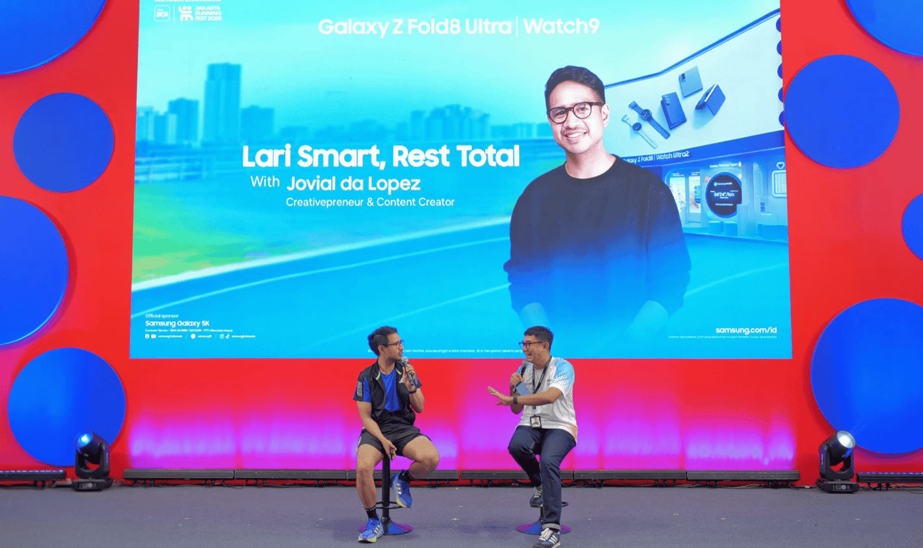 Jovial da Lopez (kiri) berbagi tips menyeimbangkan lari dan istirahat dalam sesi “Lari Smart, Rest Total” di Jakarta Running Festival 2026