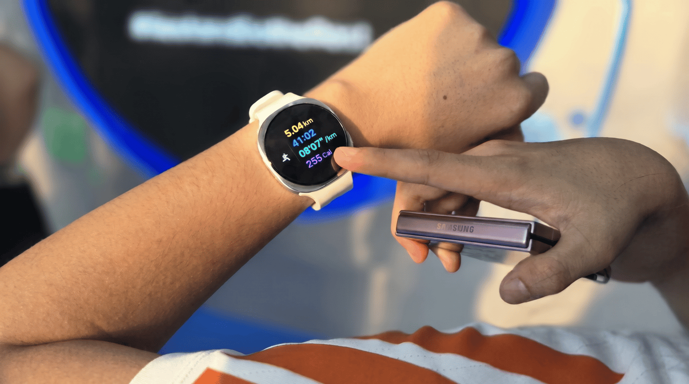 Galaxy Watch9 mencatat jarak, waktu, dan pace pelari usai menyelesaikan Samsung Galaxy 5K di Jakarta Running Festival 2026