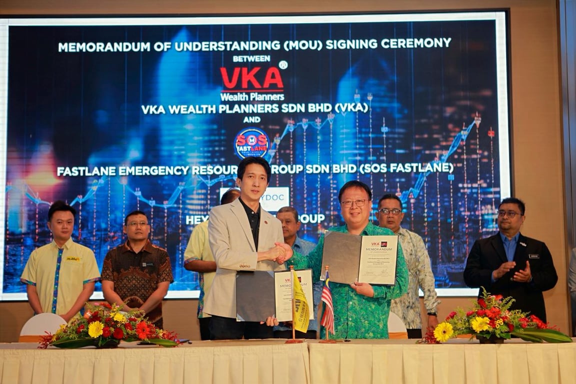 MoU signing between  Mr Jayden Chuah Chee Keong, Chief InsurTech Officer of  VKA Wealth Planners Sdn Bhd and Mr Hann-Ti Tan, Executive Director of Fastlane Emergency Resources Group Sdn. Bhd. witnessed by  YBhg. Datuk Manoharan Periasamy, Chairman of Tourism Malaysia.