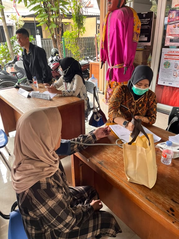 Sekretaris Perusahaan PLN NPC, Gede Arya Wirama menyerahkan langsung bantuan secara simbolis 100 Paket Kesehatan dan 100 Paket Gizi Anak dalam Kegiatan Bakti Sosial dan Layanan Kesehatan Keliling (KESLING) Gratis bersama Yayasan Yatim Mandiri di RPTRA Pinang Indah, Jakarta Selatan, 26 September 2026. (dok.PLN NPC)