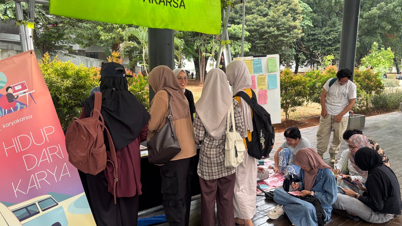 Antusiasme pengunjung dan komunitas saat mengikuti kegiatan partisipatif KaryaKarsa di area Pasar Kata dalam gelaran Jakarta International Literary Festival (JILF) 2026.