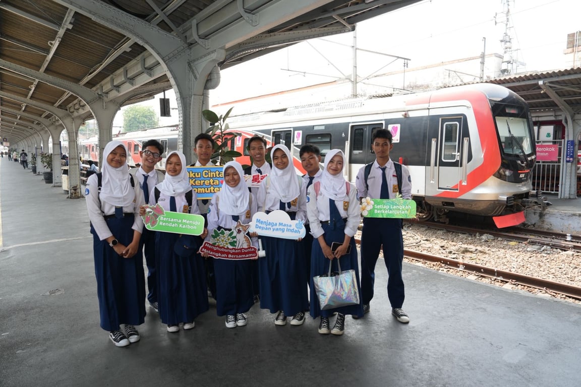 Siswa SMPN 3 Ngamprah, Kabupaten Bandung Barat, berfoto di depan KRL Commuter Line generasi baru produksi CRRC Sifang saat mengikuti study tour pada Rabu, 16 September 2026.