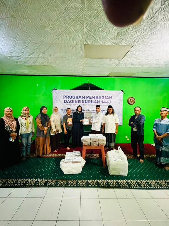 Penyerahan daging hewan kurban kepada Ketua DKM Masjid Jami Baiturrohmah Desa Cicadas