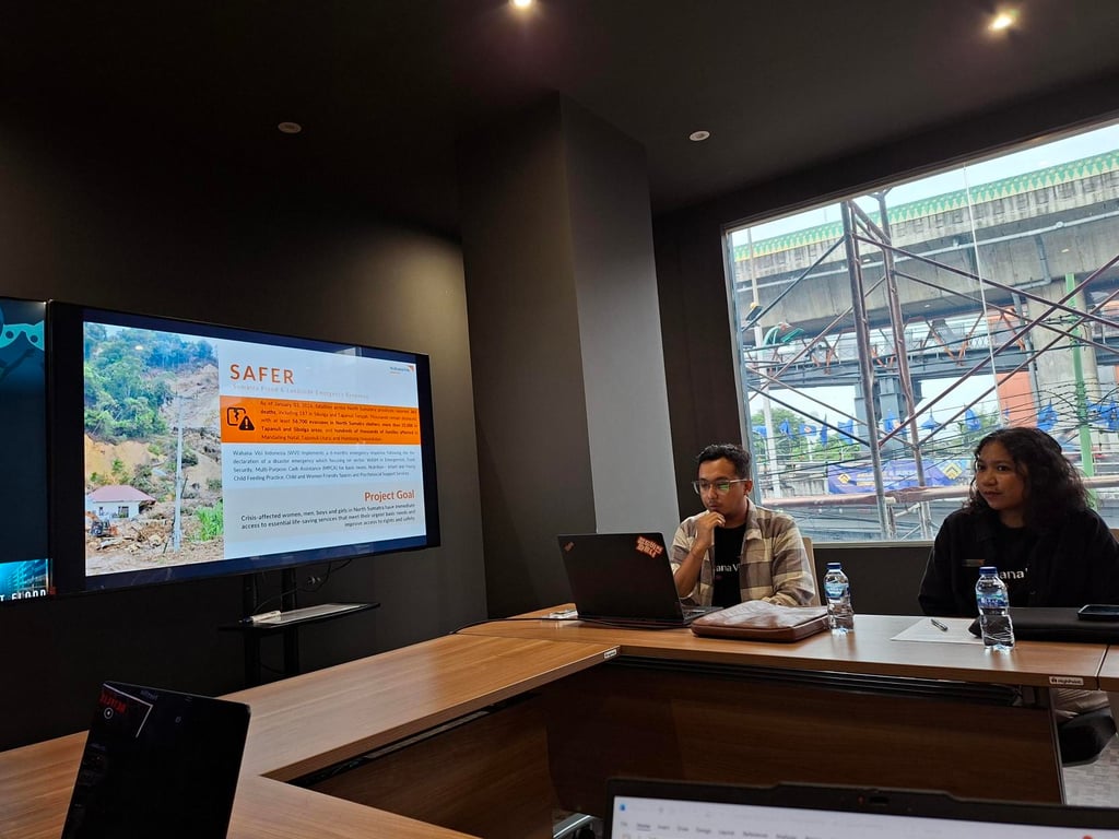 Tim FLOQ Peduli mencermati paparan Wahana Visi Indonesia mengenai respons tanggap bencana dan pendampingan komunitas di wilayah terdampak di Sumatra.<br>