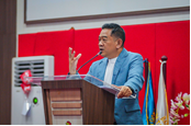 Direktur Utama PT Krakatau Steel (Persero) Tbk, Dr. Akbar Djohan, mengisi sesi kuliah umum pada agenda Krakatau Steel Goes to Campus di Universitas Hasanuddin, Makassar (21/5)