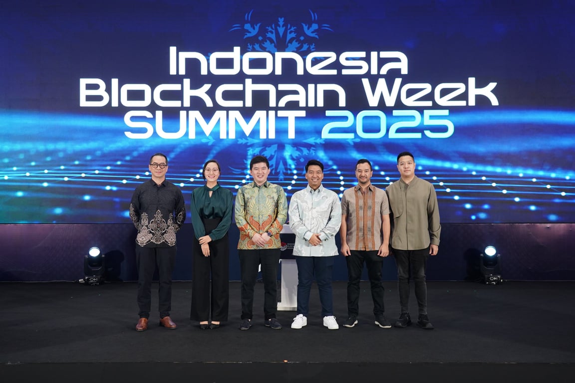 Para co-host dan perwakilan penyelenggara Indonesia Blockchain Week 2025 berfoto bersama pada pembukaan acara di Jakarta International Convention Center. Dari kiri ke kanan: Calvin Kizana (CEO Tokocrypto), Kate Wang (Saison Capital), Lai Chung Ying (Co-Founder & Co-CEO D3 Labs), Adytia Raflein (Chairman Indonesia Blockchain Week 2025), Tigran Adiwirya (Co-Founder & Co-CEO D3 Labs), dan Kevin Susanto (Co-Founder & Partner Arktivak).