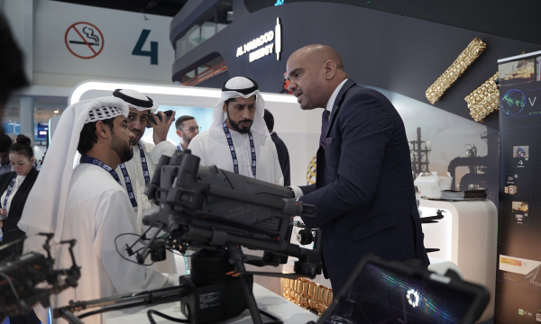 Pengunjung ADIPEC 2025 mendapat penjelasan langsung mengenai teknologi inspeksi canggih yang ditampilkan.