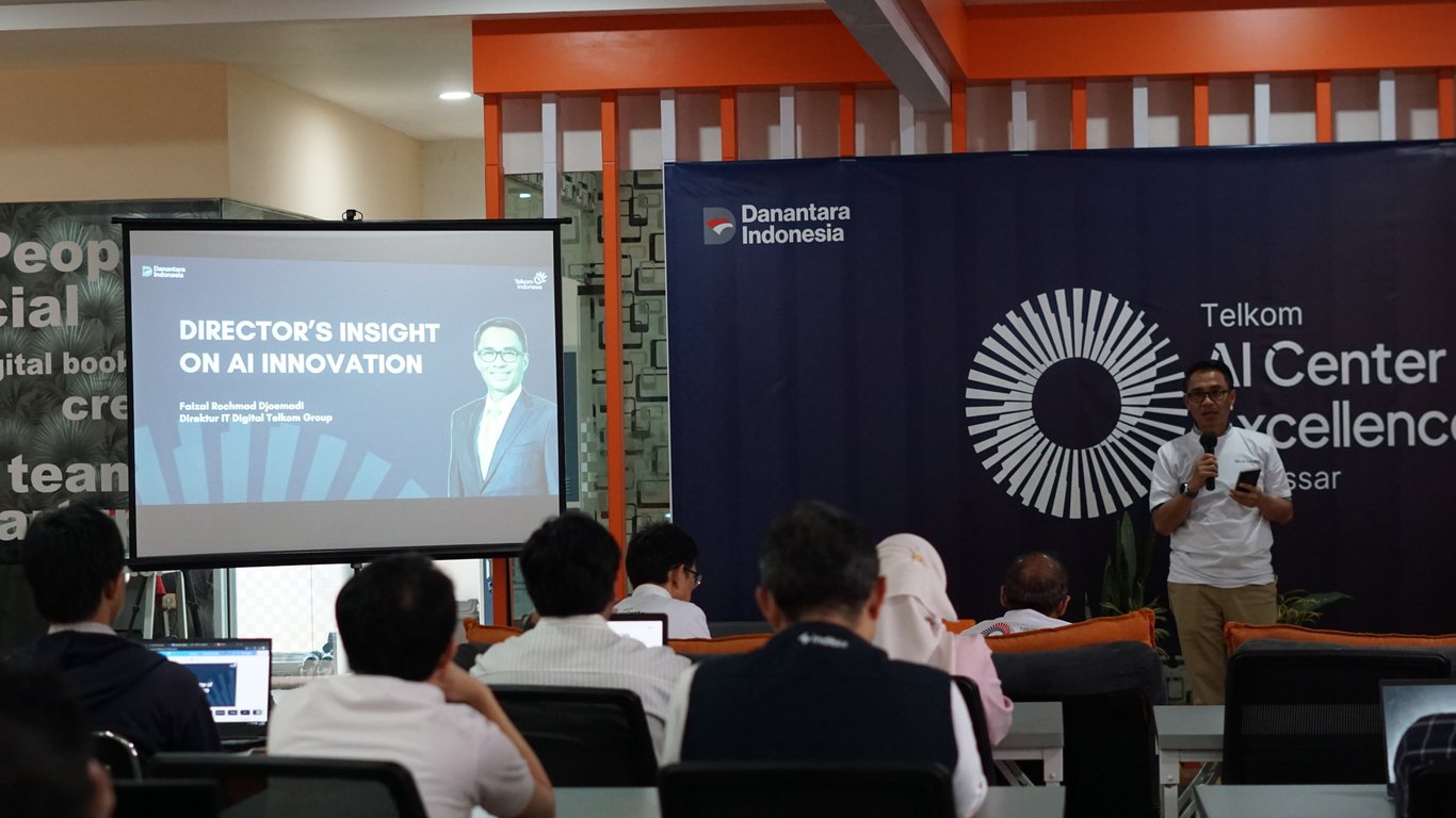 Direktur IT Digital Telkom Faizal Rochmad Djoemadi memberikan sambutan dalam agenda AI Connect Offline Series di AI Center Makassar.