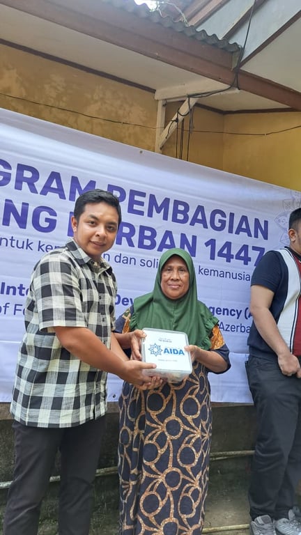Penyaluran paket daging hewan kurban kepada warga&nbsp;Desa Cimanggis, Kabupaten Sukabumi