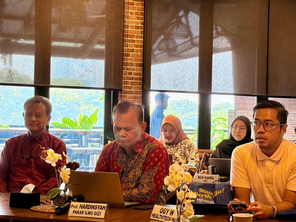 Sesi diskusi mendalam pada Panel 1 yang membedah dimensi Kedaulatan dan Tata Kelola Kesehatan. Tampak Pakar Gizi IPB University,&nbsp;Prof. Dr. Ir. H. Hardinsyah, MS&nbsp;(tengah), didampingi oleh Wakil Sekretaris Jenderal Asosiasi Healthtech Indonesia,&nbsp;Ogy Winenriandhika&nbsp;(kanan), dan Ketua Majelis Pertimbangan Organisasi PP IAKMI,&nbsp;Prof. dr. Adang Bachtiar, MPH., ScD.&nbsp;(kiri).