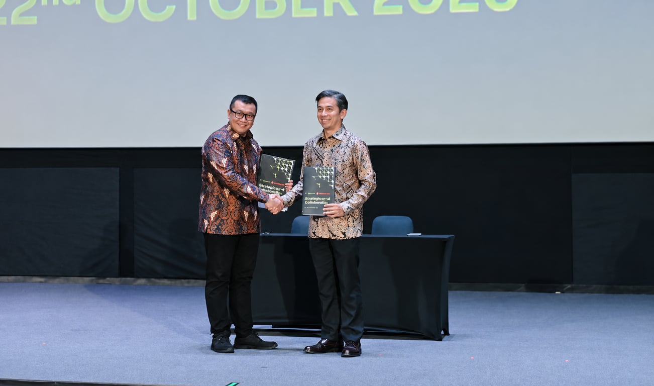 (ki-ka) Manager Mobile Sales Planning Telkomsel, Ahmad Fahreza bersama CEO dan Founder FLOQ, Yudhono Rawis dalam rangkaian penandatanganan MoU antara FLOQ dan Telkomsel di Jakarta, 22 Oktober 2026. Foto: FLOQ.