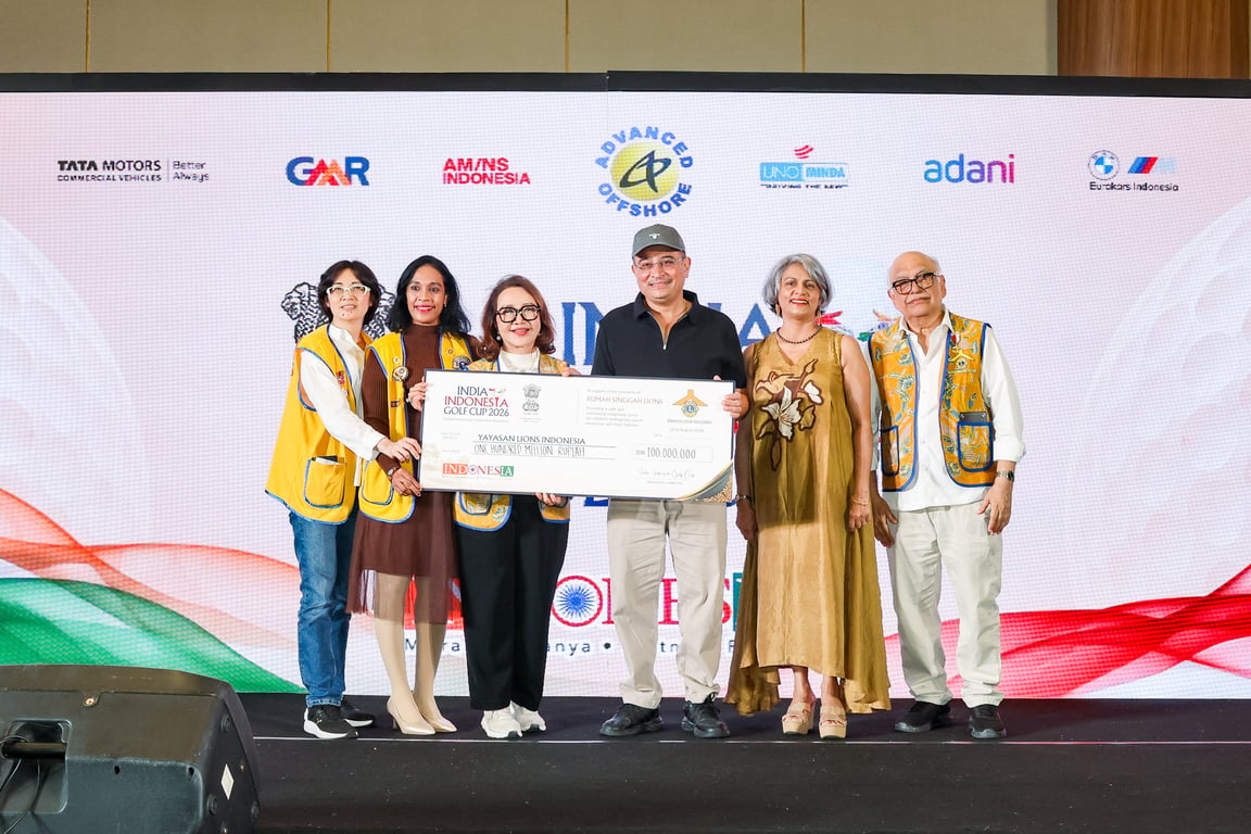 Duta Besar India untuk Indonesia, Sandeep Chakravorty (tengah) menyerahkan donasi kepada Yayasan Lions Indonesia pada India–Indonesia Golf Cup 2026 di Pondok Indah Golf Course, Jakarta, Sabtu (22/8/2026).