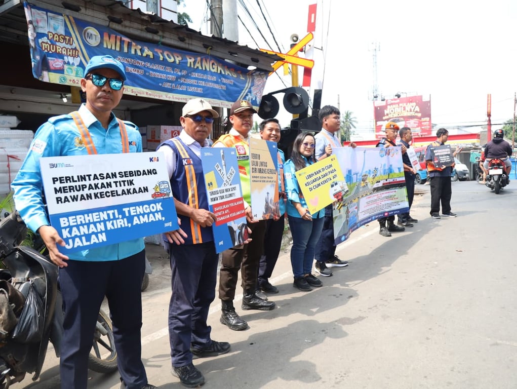 AME Humas dan jajaran SPKA saat mengimbau pengguna jalan menggunakan banner dan poster