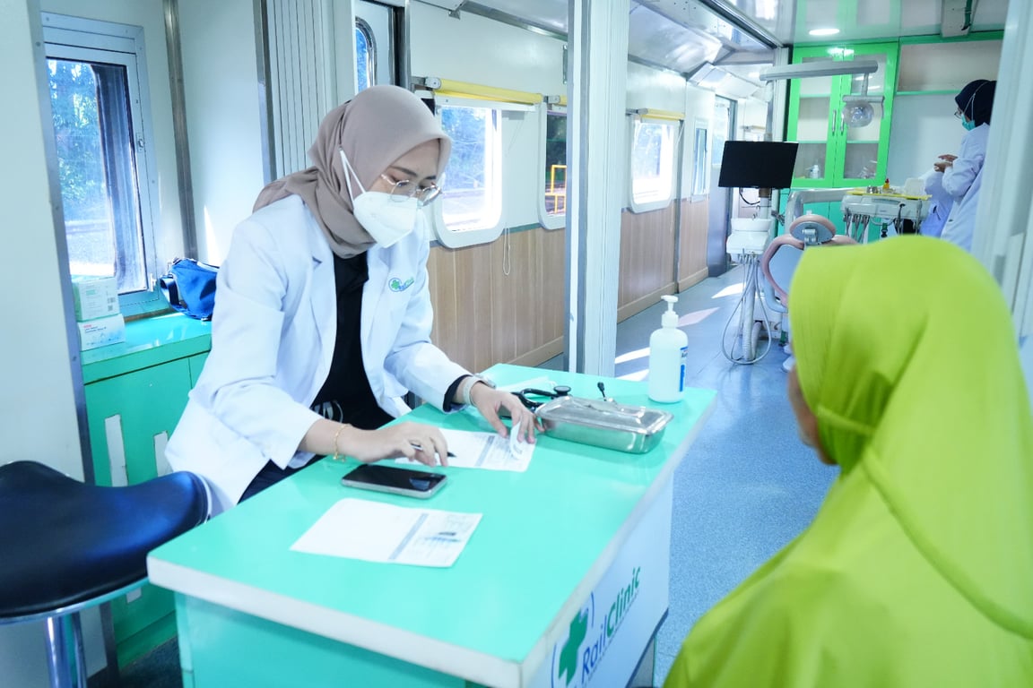 Foto : Pendataan petugas kepada peserta pengobatan gratis Rail Clinic