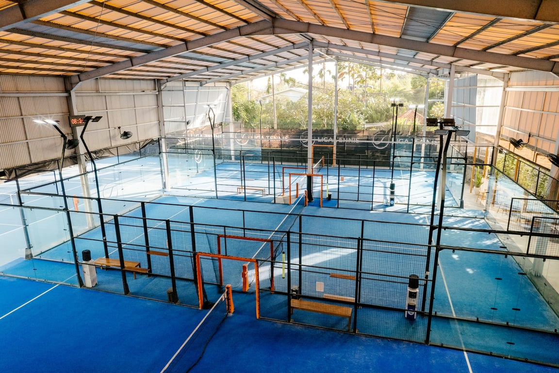 Gambaran fasilitas&nbsp;indoor & outdoor padel court&nbsp;di Liga.Tennis&nbsp;&nbsp;
