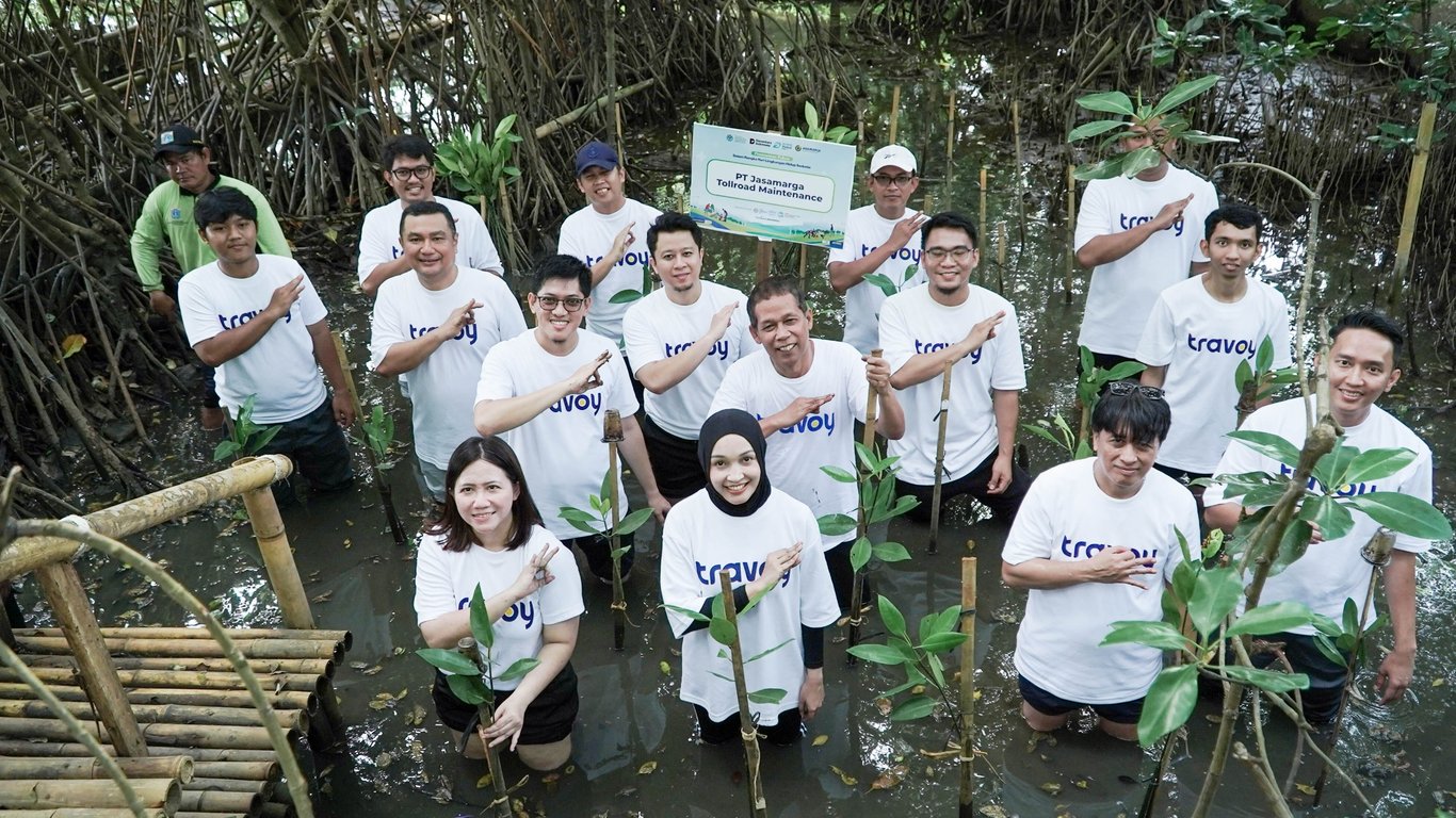 Penanaman 3700 Pohon Mangrove di Hutan&nbsp;di Kawasan Hutan Lindung Angke Kapuk, Jakarta Utara (25/06)