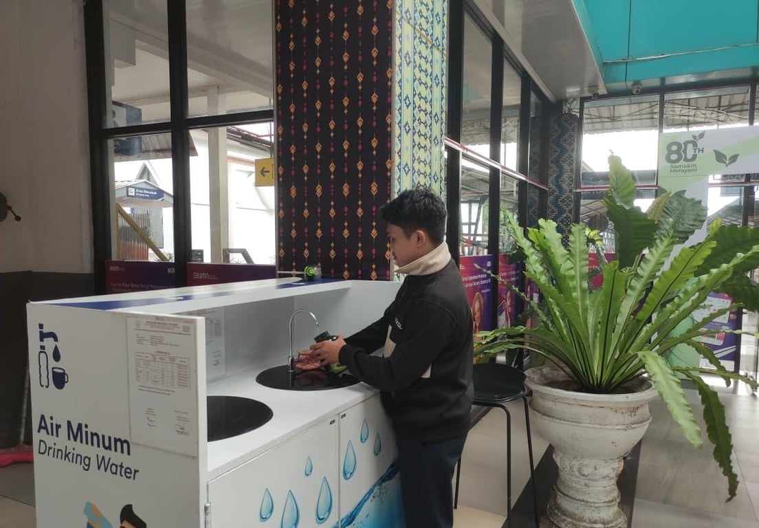 Foto : Fasilitas water station gratis yang ada di stasiun Kertapati