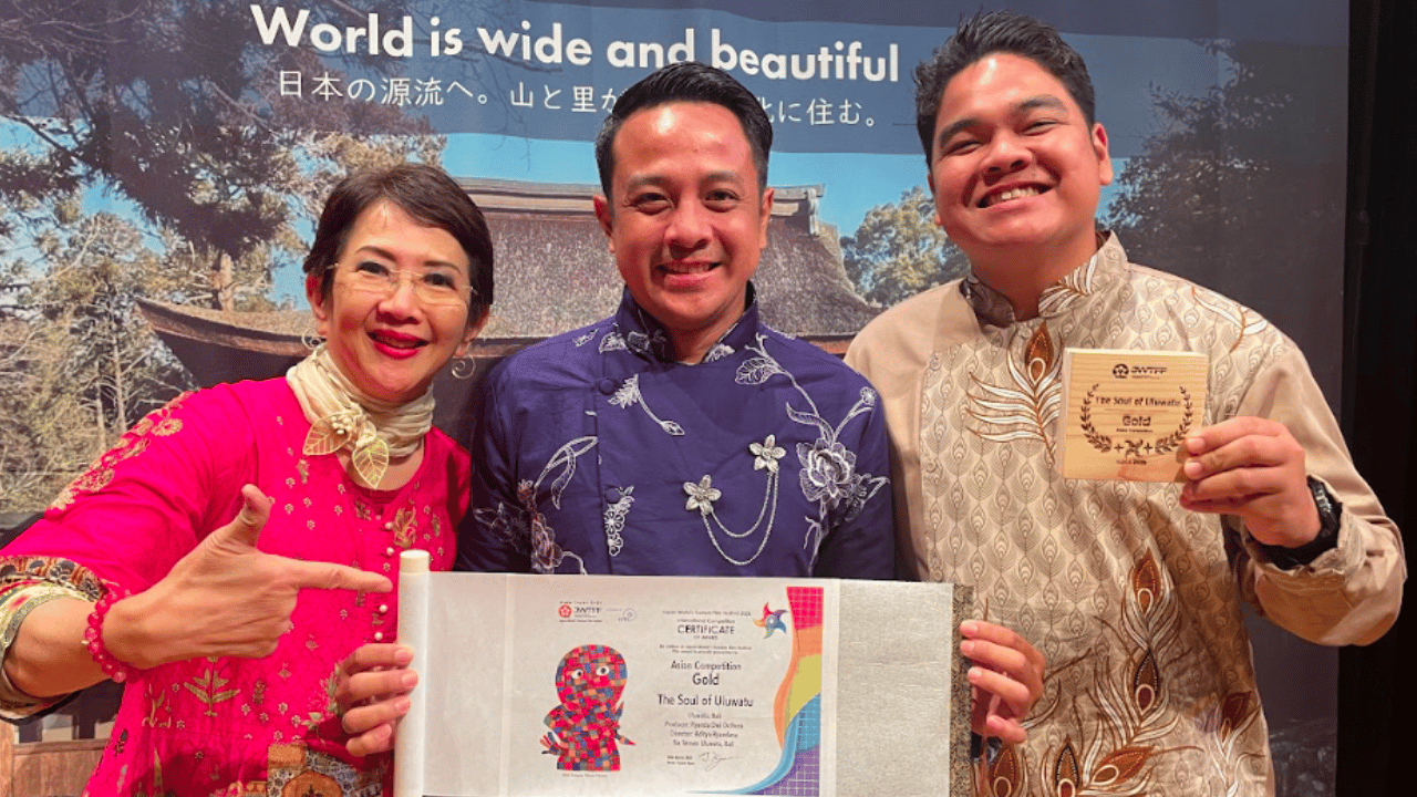 Aditya Ryandana (tengah) dan Ryanda Dwi Octhora (kanan) bersama Yanki Hartijasti (kiri) setelah penyerahan penghargaan