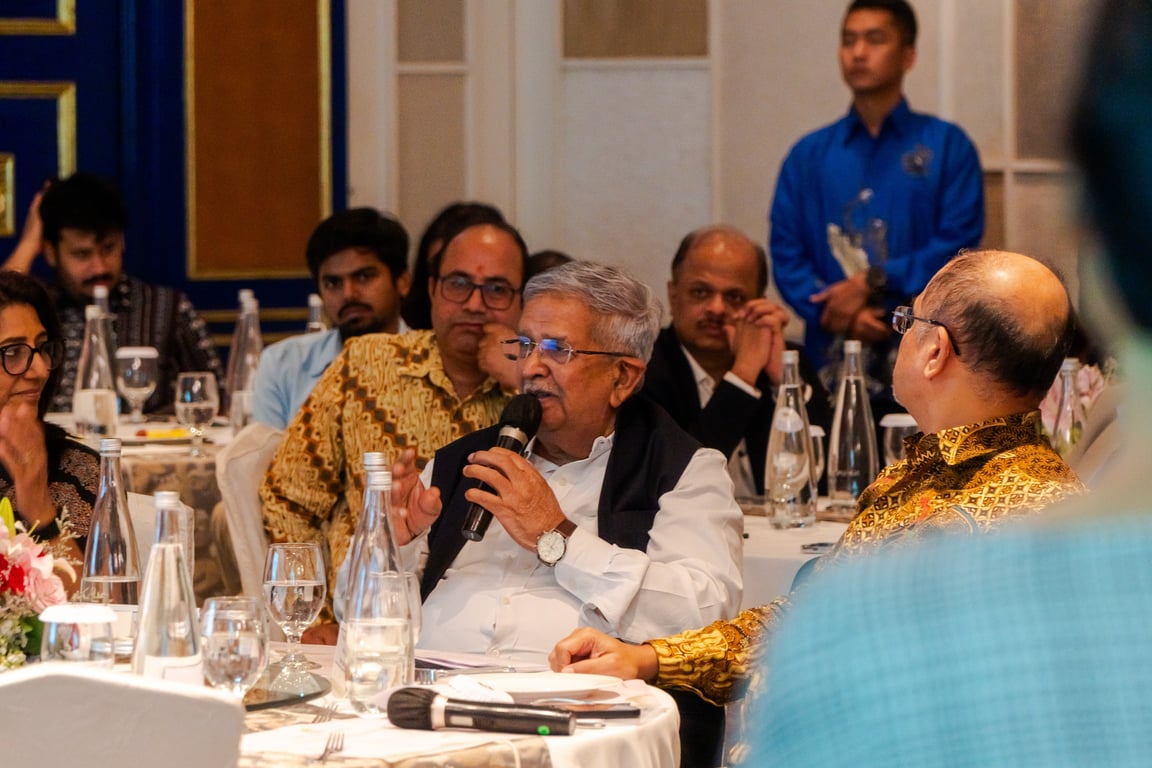 Menteri Keuangan Gujarat, Kanubhai Desai menjawab pertanyaan peserta dalam diskusi roundtable bertajuk “Promoting Indonesia-Gujarat Collaboration in Food and Agro-Processing Sectors” di Shangri- La, Jakarta, Rabu (28/10/2026).